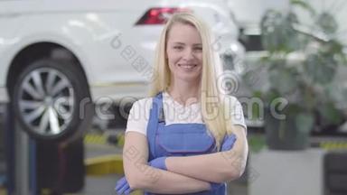 年轻白种人妇女站在修理厂白车背景下的肖像。 女汽修工